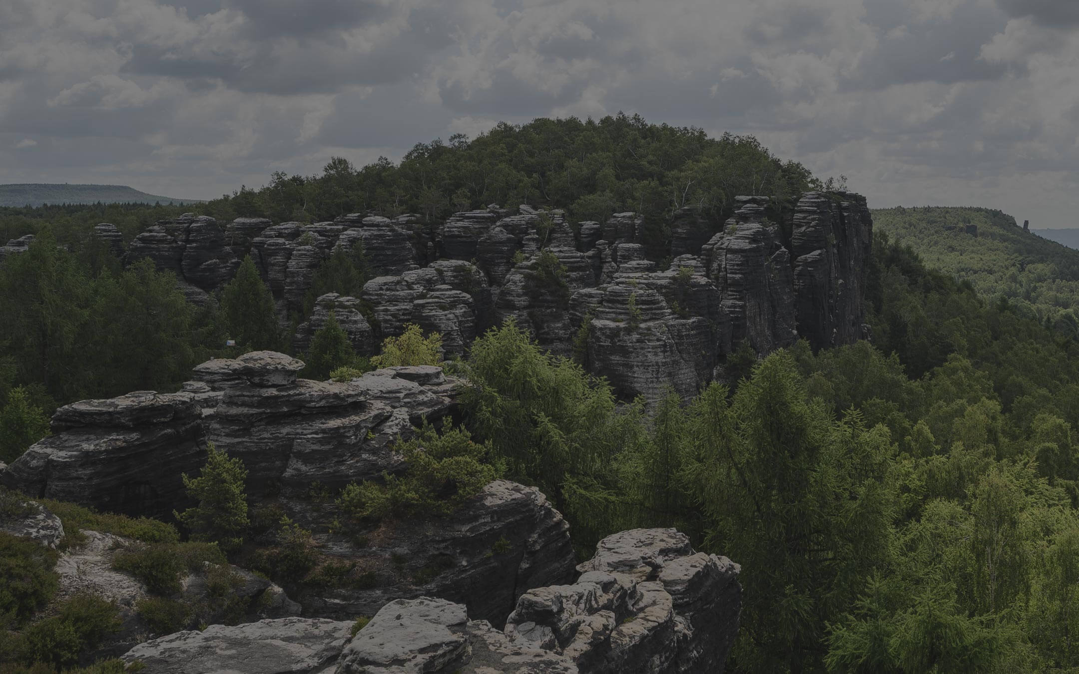 Branou Čech do samoty skal
